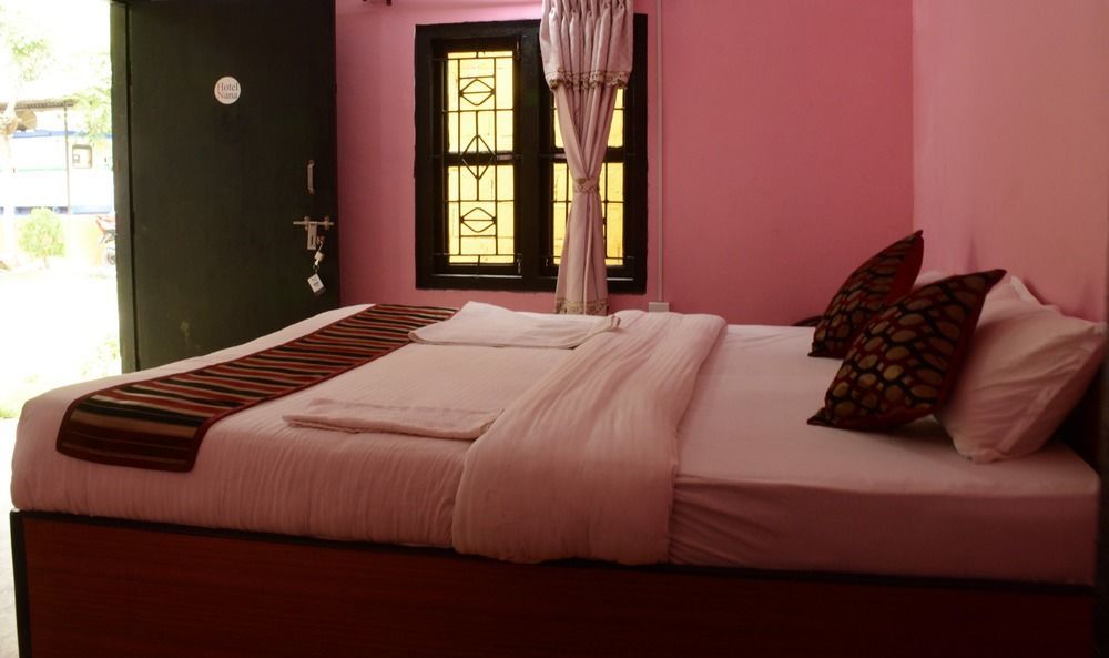Sauraha Nana Hotel Экстерьер фото