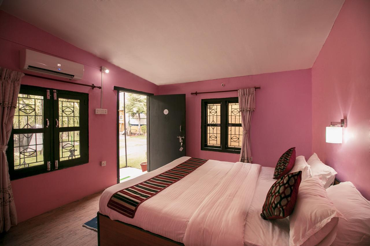Sauraha Nana Hotel Экстерьер фото