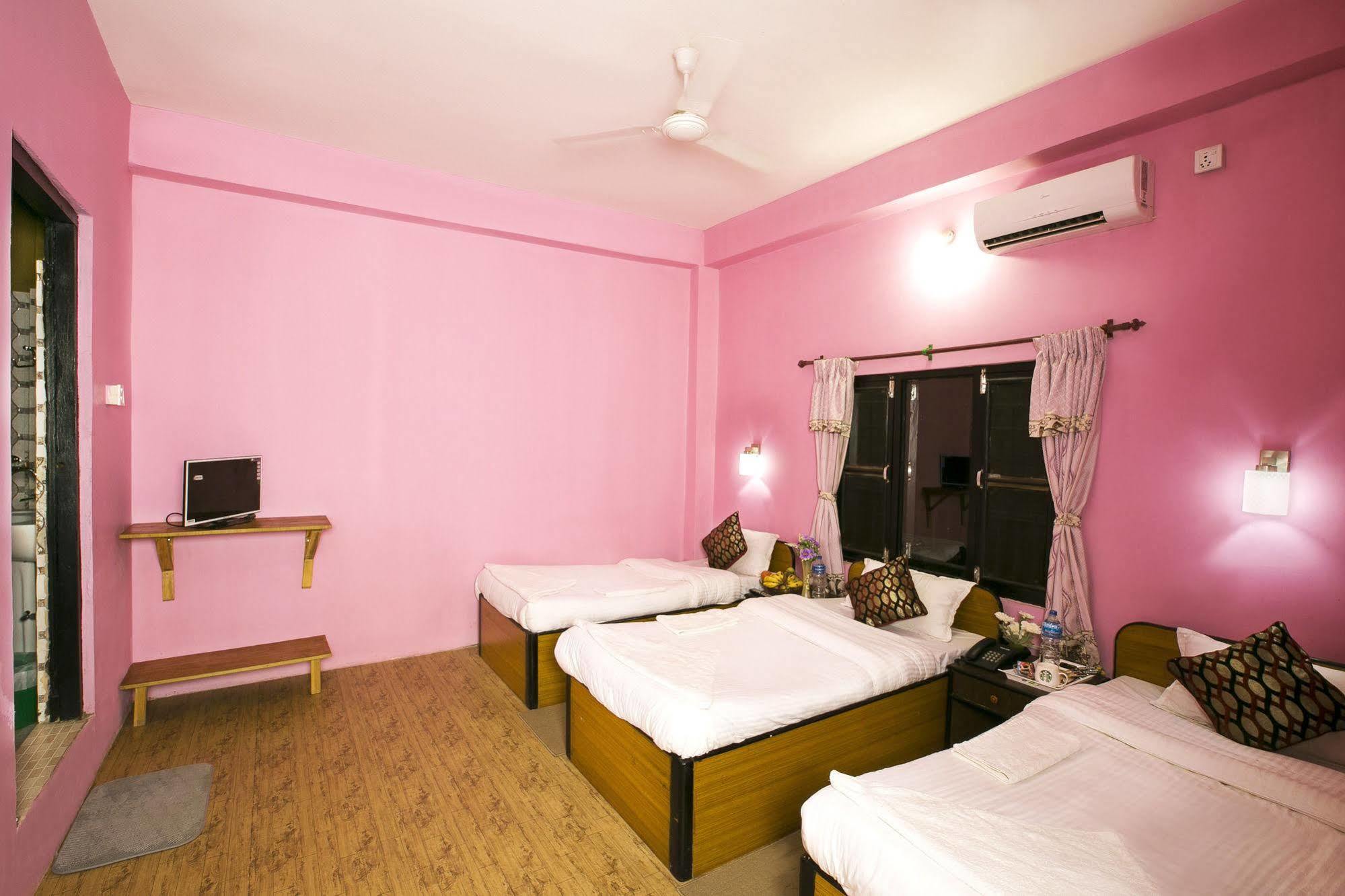 Sauraha Nana Hotel Экстерьер фото
