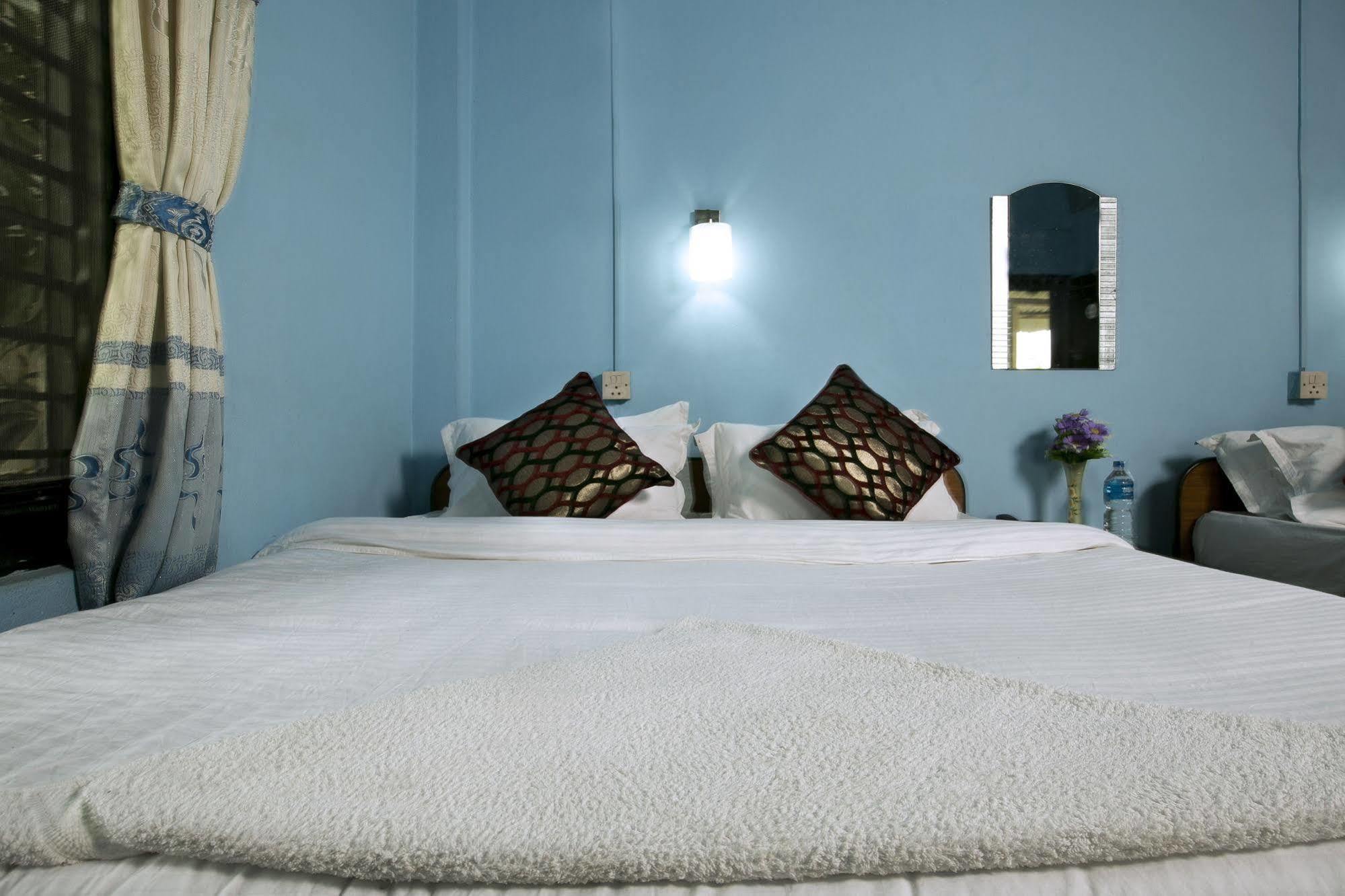Sauraha Nana Hotel Экстерьер фото