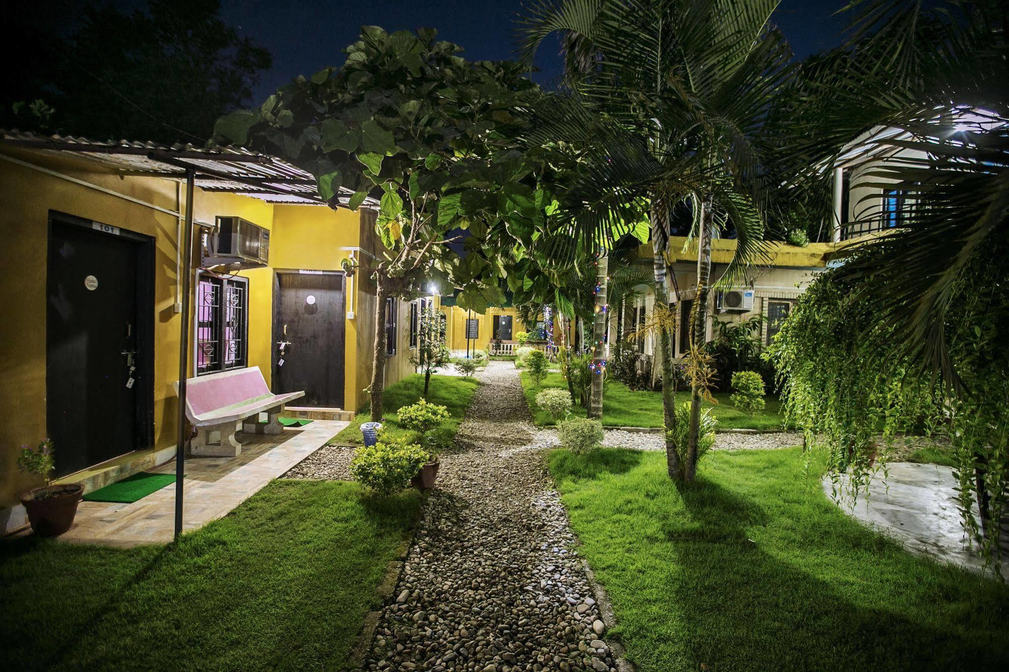 Sauraha Nana Hotel Экстерьер фото